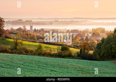 St James' Church et misty cotswold automnales au coucher du soleil, Chipping Campden, Cotswolds, Gloucestershire, Angleterre, Royaume-Uni, Europe Banque D'Images