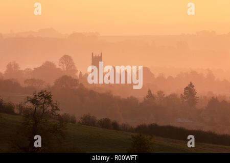 St James' Church et misty paysage cotswold au lever du soleil, Chipping Campden, Cotswolds, Gloucestershire, Angleterre, Royaume-Uni, Europe Banque D'Images