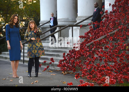 La duchesse de Cambridge (à gauche) s'entretient avec Diane Lees, directeur général de l'Imperial Musées de la guerre comme ils regardent la sculpture du pavot en pleurant qu'elle fenêtre arrive à l'IWM Londres pour voir les lettres concernant les trois frères de son arrière grand-mère, qui tous se sont battus et sont morts dans la Première Guerre mondiale. Banque D'Images