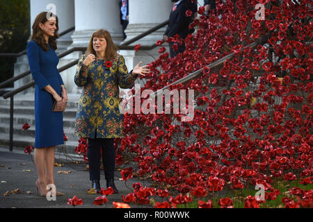 La duchesse de Cambridge (à gauche) s'entretient avec Diane Lees, directeur général de l'Imperial Musées de la guerre comme ils regardent la sculpture du pavot en pleurant qu'elle fenêtre arrive à l'IWM Londres pour voir les lettres concernant les trois frères de son arrière grand-mère, qui tous se sont battus et sont morts dans la Première Guerre mondiale. Banque D'Images