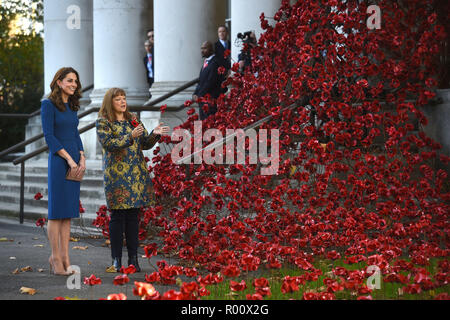 La duchesse de Cambridge (à gauche) s'entretient avec Diane Lees, directeur général de l'Imperial Musées de la guerre comme ils regardent la sculpture du pavot en pleurant qu'elle fenêtre arrive à l'IWM Londres pour voir les lettres concernant les trois frères de son arrière grand-mère, qui tous se sont battus et sont morts dans la Première Guerre mondiale. Banque D'Images