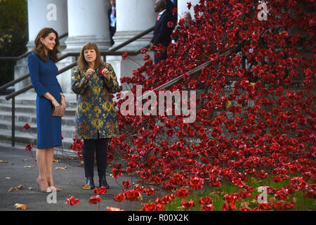 La duchesse de Cambridge (à gauche) s'entretient avec Diane Lees, directeur général de l'Imperial Musées de la guerre comme ils regardent la sculpture du pavot en pleurant qu'elle fenêtre arrive à l'IWM Londres pour voir les lettres concernant les trois frères de son arrière grand-mère, qui tous se sont battus et sont morts dans la Première Guerre mondiale. Banque D'Images