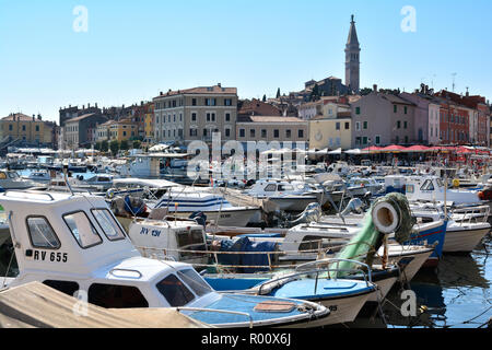 Navires dans le port de Rovinj en Croatie Banque D'Images