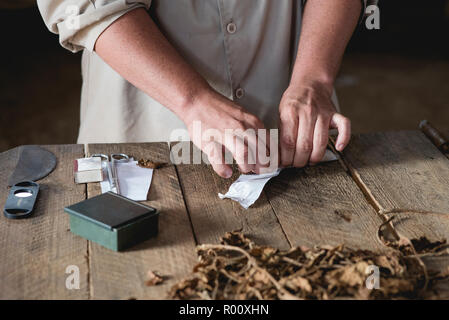 Un cultivateur de tabac montre à un groupe de touristes comment les cigares cubains sont fabriqués. Banque D'Images