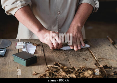 Un cultivateur de tabac montre à un groupe de touristes comment les cigares cubains sont fabriqués. Banque D'Images