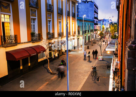 La ville de Mexico est la capitale du Mexique. La vie nocturne dans la ville de Mexico. Rues du centre avec des personnes floues, bars, restaurants et cafés. Banque D'Images