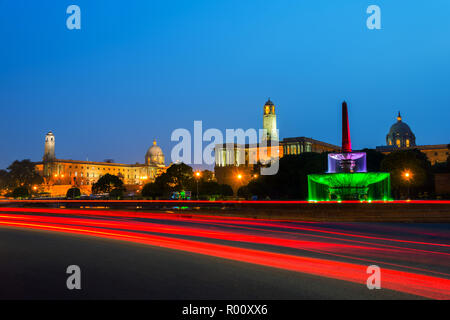 Delhi, Inde. Rashtrapati Bhavan illuminé un parlement à Delhi, Inde. Sentier de la circulation automobile s'allume. Ciel coucher de soleil sombre Banque D'Images