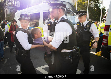 Un homme de la police en tant que bloc de manifestants Place du Parlement à Londres en tant que groupe de protection de l'extinction de masse de la rébellion lance une campagne de désobéissance civile pour exiger des mesures sur le changement climatique. Banque D'Images