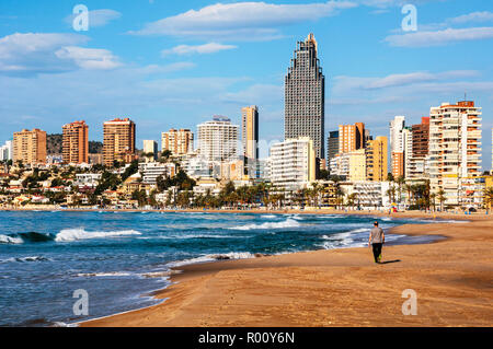 Costa Blanca, Espagne. Matin vide plage à Benidrom, Costa Blanca, Espagne au printemps. Gratte-ciel et nuages lourds à l'arrière-plan. Touristique populaire Banque D'Images