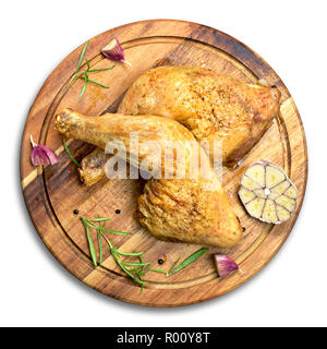 Cuisses de poulet rôti délicieux pilons de poulet ou sur une planche à découper en bois. High angle view et du romarin frais et l'ail. Isolated on white background Banque D'Images