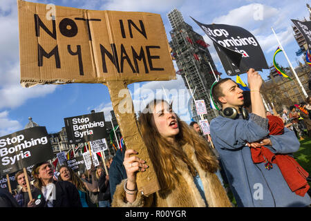 'Stop à la course à la guerre : ne pas bombarder la Syrie' Personnes rassemblement à une manifestation organisée par la Coalition contre la guerre contre les frappes en Syrie. La place du Parlement, Westminster, London, UK. 16 avril 2018. Banque D'Images