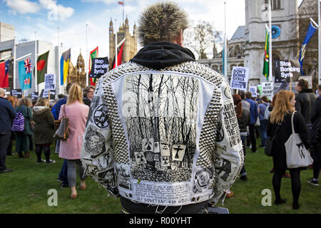 'Stop à la course à la guerre : ne pas bombarder la Syrie' Personnes rassemblement à une manifestation organisée par la Coalition contre la guerre contre les frappes en Syrie. La place du Parlement, Westminster, London, UK. 16 avril 2018. Banque D'Images