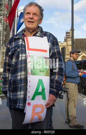 'Stop à la course à la guerre : ne pas bombarder la Syrie' Personnes rassemblement à une manifestation organisée par la Coalition contre la guerre contre les frappes en Syrie. La place du Parlement, Westminster, London, UK. 16 avril 2018. Banque D'Images