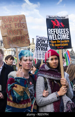 'Stop à la course à la guerre : ne pas bombarder la Syrie' Personnes rassemblement à une manifestation organisée par la Coalition contre la guerre contre les frappes en Syrie. La place du Parlement, Westminster, London, UK. 16 avril 2018. Banque D'Images