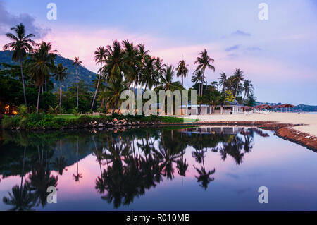 Summer resort à Ko Samui, Thaïlande. Bungalow peu cachés dans les arbres avec de l'eau au coucher du soleil Banque D'Images