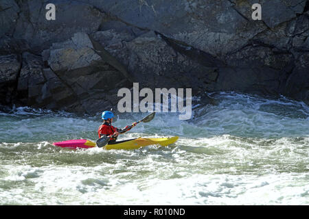 Pagaie de kayak sur la rivière Potomac ci-dessous Great Falls Banque D'Images