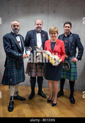 Premier ministre Nicola Sturgeon examine de plus près la Wilfred Owen violon lors d'une réunion avec (de gauche à droite), luthier, Steve Burnett, Université d'Aberdeen Maître Neil McLennan, compositeur et violoniste et Thoren Ferguson, les organisateurs de la # iPlay4Peace world online crowdsourcing concert qui aura lieu dans l'après-midi du jour de l'Armistice. Banque D'Images