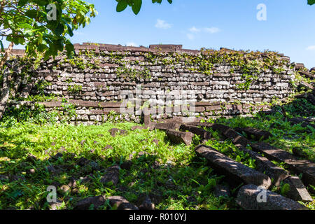 À l'intérieur de Nan Madol murs : partie centrale de Nandauwas : maçonnerie (pierres apparentes) de grandes dalles de basalte, des ruines dans la jungle, l'île de Pohnpei, Micronésie, l'Océanie. Banque D'Images