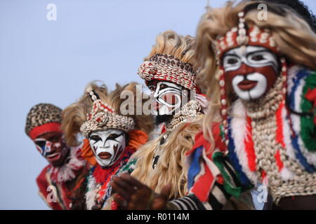 Danseurs attendre l'arrivée du Prince de Galles et la duchesse de Cornwall à l'aéroport international de Banjul en Gambie, au début de leur voyage en Afrique de l'ouest. Banque D'Images