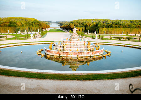 Les jardins de Versailles avec fontaine Latona et Grand Canal au cours de la lumière du matin à Versailles, France Banque D'Images