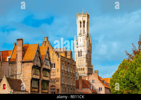 Bruges, Belgique. Maisons historiques et tour du beffroi. Banque D'Images