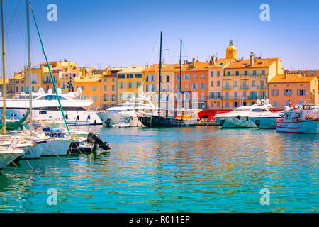 Saint Tropez, sud de la France. Des yachts de luxe à marina. Banque D'Images