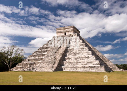 El Castillo, aussi connu comme le Temple de Kukulcan, est une étape mésoaméricain-pyramide de Chichen Itza dans l'État mexicain du Yucatan. Banque D'Images