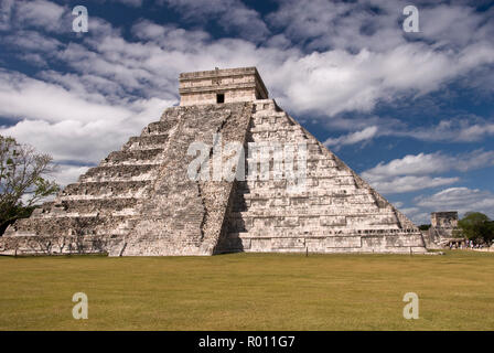 Les touristes visitent El Castillo, aussi connu comme le Temple de Kukulcan, une étape mésoaméricain-pyramide du site archéologique de Chichen Itza au Mexique. Banque D'Images