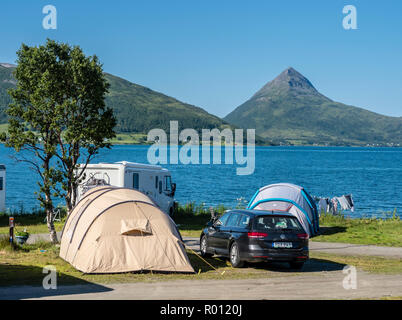 Stønnesbotn Fjordbotn fjord, vue du camping de montagne, camp de touristes dans des tentes, Senja, Troms, Norvège Banque D'Images