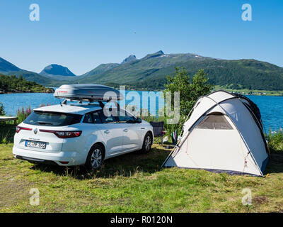 Stønnesbotn Fjordbotn fjord, vue du camping de montagne, camp de touristes dans des tentes, Senja, Troms, Norvège Banque D'Images