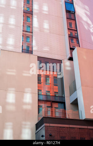 Réflexions dans un immeuble de bureaux abstract, Earnshaw Street, Londres, Angleterre Banque D'Images