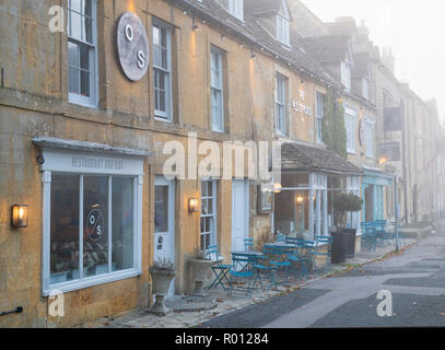 Les vieux stocks Inn dans le brouillard de l'automne tôt le matin, Stow on the Wold, Gloucestershire, Cotswolds, en Angleterre Banque D'Images