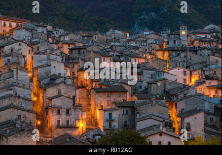Le beau village de Scanno en soirée, en saison d'automne. Abruzzo, Italie centrale. Banque D'Images