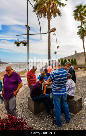 Camara de Lobos del/Portugal - 10/12/18 - personnes jouant un jeu de cartes au cours de hirricane Leslie Banque D'Images