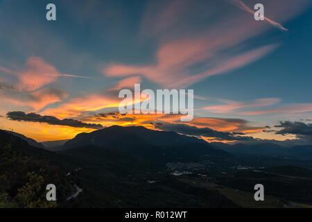 Lever du soleil sur la vallée Peligna Abruzzo, Banque D'Images