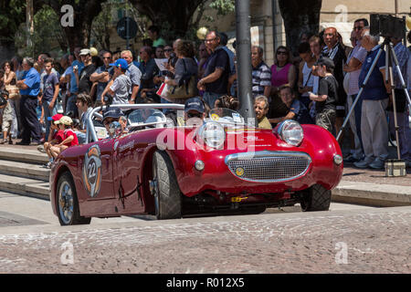 Red vintage Austin Healey Sprite location Banque D'Images