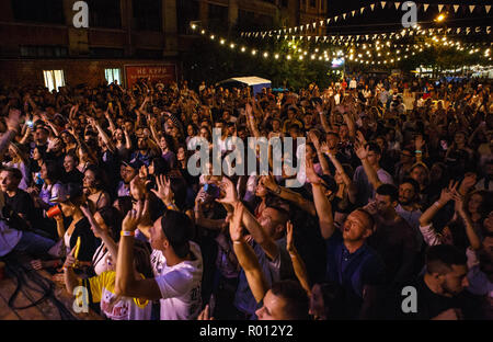 KIEV-11 juillet,2018 : les jeunes fans de musique des signes avec la main de musicien préféré sur scène. Les concerts du festival de musique d'été foule sur Bazar de nuit Banque D'Images