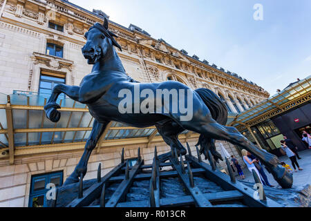 PARIS, FRANCE - 06 juin 2014 : La statue de cheval à l'extérieur du Musée d'Orsay. Banque D'Images