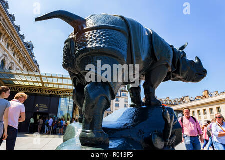 PARIS, FRANCE - 06 juin 2014 : La statue de rhinocéros à l'extérieur du Musée d'Orsay. Banque D'Images