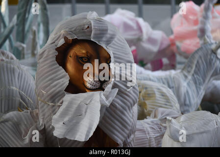 Octobre 26, 2018 - Paris, France : des centaines d'animaux en plastique sont en cours de préparation pour un spectacle d'illumination dans le Jardin des Plantes du Muséum National d'Histoire Naturelle. Le spectacle est préparé par la société Tianyu du Sichuan. Des centaines d'animaux en plastique sont en train d'être se prépare pour un spectacle d'illumination au Jardin des Plantes. Ces festival des lumières est préparer par le groupe chinois Sichuan Tianyu. *** FRANCE / PAS DE VENTES DE MÉDIAS FRANÇAIS *** Banque D'Images