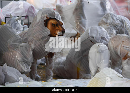 Octobre 26, 2018 - Paris, France : des centaines d'animaux en plastique sont en cours de préparation pour un spectacle d'illumination dans le Jardin des Plantes du Muséum National d'Histoire Naturelle. Le spectacle est préparé par la société Tianyu du Sichuan. Des centaines d'animaux en plastique sont en train d'être se prépare pour un spectacle d'illumination au Jardin des Plantes. Ces festival des lumières est préparer par le groupe chinois Sichuan Tianyu. *** FRANCE / PAS DE VENTES DE MÉDIAS FRANÇAIS *** Banque D'Images