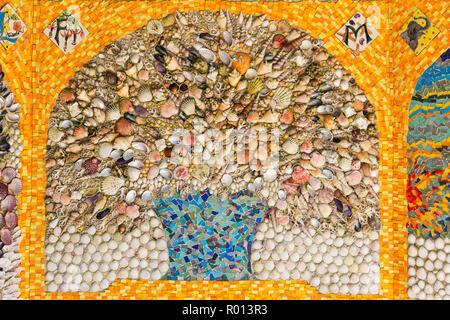 Décorées avec des œuvres d'Gazebo shell à Tresco Abbey Gardens, Îles Scilly, Angleterre. Banque D'Images