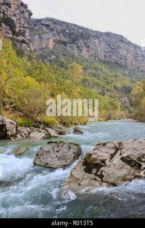 Les Gorges du Verdon dans le sud de la France. Rivière qui coule à travers un canyon rocheux. Banque D'Images