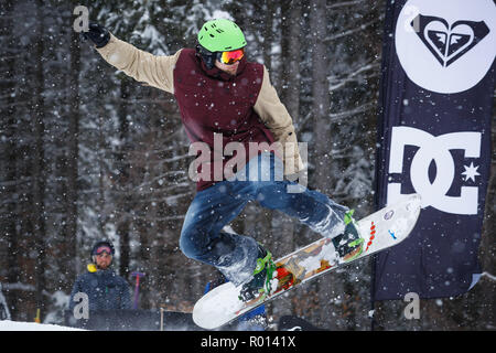 BUKOVEL,UKRAINE-20 mars,2018 : concours de snowboard en hiver.Les jeunes athlètes en compétition en snowboard.Cool sport extrême pour les jeunes de la concurrence Banque D'Images