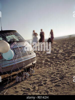 Mariage Décoration voiture garée sur une plage de sable. Banque D'Images