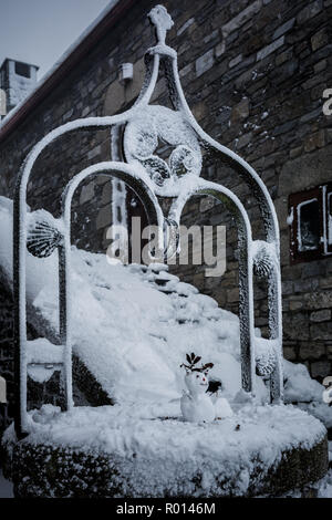 Petit bonhomme de neige au sommet d'un puits. Dans la région de O Cebreiro. Chemin de Saint-Jacques de Compostelle, le Camino de Santiago, Bonhomme de neige de Noël Banque D'Images