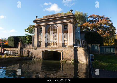 Lac de Longleat House boat / hangar à bateaux ; voûte en pierre d'origine pour l'entrée de l'abri à bateaux du lac à Longleat House ( maison seigneuriale et le Parc Safari ) England UK (103) Banque D'Images