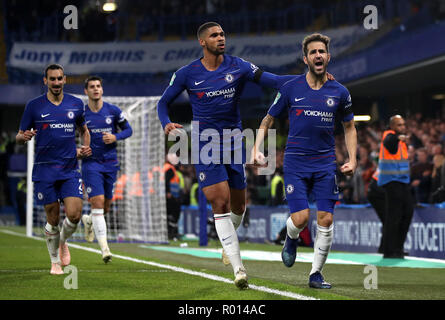 Cesc Fabregas de Chelsea (à droite) célèbre marquant son troisième but du côté du jeu au cours de la quatrième série, coupe du buffle match à Stamford Bridge, Londres. Banque D'Images