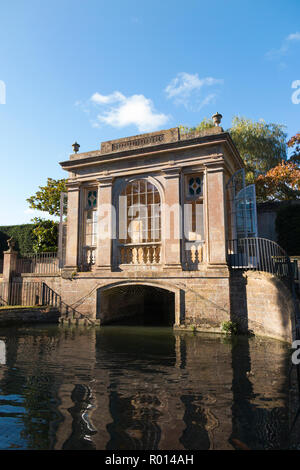 Lac de Longleat House boat / hangar à bateaux ; voûte en pierre d'origine pour l'entrée de l'abri à bateaux du lac à Longleat House ( maison seigneuriale et le Parc Safari ) England UK (103) Banque D'Images