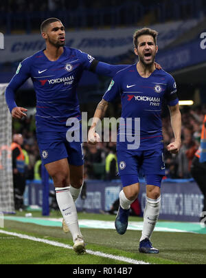 Cesc Fabregas de Chelsea (à droite) célèbre marquant son troisième but du côté du jeu au cours de la quatrième série, coupe du buffle match à Stamford Bridge, Londres. Banque D'Images